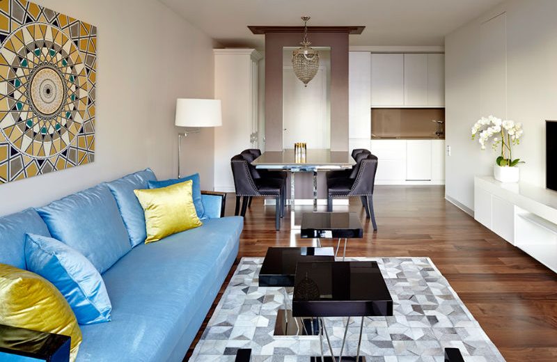 Ένα πολυτελές μικρό διαμέρισμα με ένα έξυπνο και κομψό πάσο-τραπέζι-νησίδα-διαχωριστικό, σίγουρα απλό, απόλυτα κυριλέ και φουλ οργανωμένο.